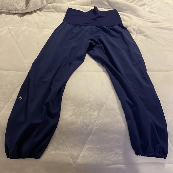 Like New, Blue lululemon, size 8 parachute pants - Picture 3 of 3